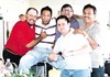 01062010 En compañía de amigos celebró su cumpleaños el primero de mayo Gilberto Rodríguez.