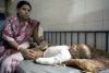 Un niño herido en el incendio descansa en la unidad de quemados de un hospital en Dacca (Bangladesh).
