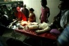 Un niño herido en el incendio descansa en la unidad de quemados de un hospital en Dacca (Bangladesh).