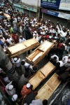 Lugareños y familiares rezan por las víctimas del incendio antes de su entierro en Nimtali, Dacca (Bangladesh.