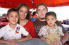 07062010 En familia. Se divirtieron en el bingo, Mary, Víctor, Mariana y Ricardo.