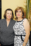 07062010 Laura María Elizalde y Nicole Olivares con su suegra Carolina Nava de Torres.