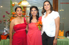 06062010 La festejada disfrutó de su convivio prenupcial junto a su hermana Nereida Lozoya Rivera y su cuñada Georgina Candelas Ramírez.