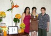 10062010 Julieta acompañada por su mamá, Sra. Francisca Rosales García y su futura suegra, Sra. Margarita Carreón Cano.