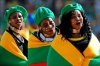 Aficionadas sudafricanas bailan y cantan la porra hacia su selección antes del partido inaugural.