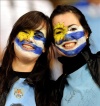 Una aficionada uruguaya anima a su equipo desde las gradas.