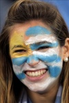 Una aficionada uruguaya anima a su equipo en la grada antes del inicio del partido del grupo A del Mundial de Futbol Sudáfrica 2010 entre las selecciones de Uruguay y Francia.