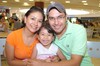 14062010 Lorena Contreras con sus hijos Armando y Jesús Morales.