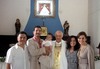 13062010 El pequeño acompañado por sus padres, así como sus padrinos Jorge y Píldora Muñoz y el S.J. Víctor Verdín.