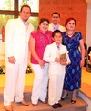 13062010 El festejado junto a su padrino Raúl González Ruiz, Sra. Evelia Ruiz de González y sus papás.