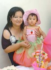 17062010 Karla Michelle Hernández Aguilar el día de su fiesta de primer cumpleaños con su madrina Nancy de Aguilar.