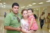 17062010 Tampico. Alejandro Tapia, su esposa Silvia Fernandez y su hijita Alexa.