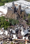 Los poderes del hechicero más famoso del planeta, Harry Potter, quedaron desplegados para el deleite de miles de personas que aguardaron impacientes la apertura del parque de atracciones 'El Mundo Mágico de Harry Potter'.