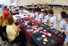 20062010 Grupo. El director del colegio América junto a algunas de las madres de familia que participaron en la elaboración de manualidades.
