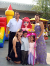 20062010 Marlene Alejandra acompañada por sus papás y sus hermanos Edith Vanessa y Miguel Ángel de la Rosa.