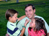 20062010 Walter Contreras Recio es consentido por sus hijos Walter y Fernanda.