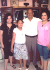 23062010 El Día del Padre lo festejó el señor José Pacheco junto a sus hijas Cristina Pacheco de Chaúl y María Luisa Pacheco de Moya.