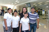 24062010 Mérida. Jorge Ramos emprendió un viaje de trabajo y fue despedido por su esposa Margarita e hijos Karen, Margarita y Jorge.