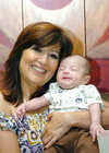 28062010 Miriam Garza Méndez con su primer nieto, Ithan Gael Ibarra.