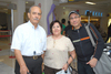 28062010 Buenos Aires. Alfonso Gebara fue recibido con gran alegría en el aeropuerto por sus papás.