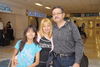 30062010 Chihuahua. Elizabeth y Nuria López despidieron a Gerardo Lomas, quien emprendió un viaje de negocios.