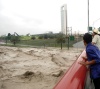 Autoridades de Protección Civil de Monterrey reportaron la muerte de al menos dos personas a causa de las intensas lluvias registradas en la entidad provocadas por la ahora tormenta tropical 'Alex'.