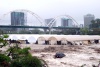 Cientos de puestos comerciales que operaban en el cauce, siempre seco, del río Santa Catarina, NL, fueron arrastrados por la corriente del afluente que registra niveles históricos, similares a las registradas en 1998 por el huracán 'Gilberto'.