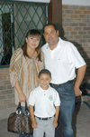 02072010 Ana Lucía de Villalobos y Jaime Villalobos con su hijo Jaime Villalobos Villanueva.