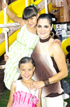 Mario Mijares con sus sobrinitas Dulce y María Sofía en su festejo realizado el domingo 27 de junio.