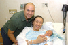 03072010 Luis Horacio Salmón carga orgulloso a su bebé Patricio Alejandro.