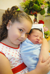 03072010 Alejandra lució muy contenta al conocer a su hermanito Jorge Fernando.