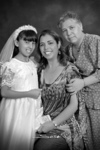 04072010 Ana Sofía Blanco Dorado, el día que realizó su Primera Comunión acompañada por su mamá Francisca Blanco Dorado y su abuelita María de los Ángeles Dorado. Forman tres generaciones.- Studio R. Sosa