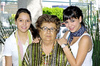 04072010 Ninfa Villarreal acompañada por sus nietas.