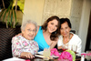 04072010 La festejada disfrutó su despedida de soltera acompañada por sus abuelitas Lupita y Lucita.