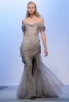 Una modelo desfila con una creación de la colección Otoño-Invierno 2010/11 de Christophe Josse.