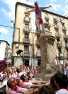 Miles de personas se reunieron en la plaza principal de Pamplona para festejar el inicio de los Sanfermines con vino espumoso y juegos pirotécnicos.