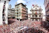 Miles de personas se reunieron en la plaza principal de Pamplona para festejar el inicio de los Sanfermines con vino espumoso y juegos pirotécnicos.