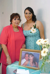 08072010 Diana López Márquez el día de su fiesta prenupcial junto a su mamá, Sra. Carolina Márquez de López.