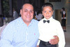 10072010 Luis Ramírez con su pequeño hijo Luis Ramírez Jr. durante el festival de fin de curso de su pequeño, efectuado en el teatro Alberto M. Alvarado, en Gómez Palacio, Dgo.