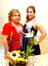 10072010 Lilia Elena Guerrero Orozco en compañía de su mamá Rosa Lilia Orozco, el día de su despedida de soltera.