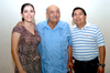 17072010 Wendy Medina y Ricardo Pérez junto a don Rodolfo Rangel, quien celebró su cumpleaños.