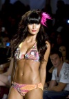 Una modelo luce en pasarela un diseño de la colección de trajes de baño Beach Bunny 2011, durante el Fashion Week Swim en Miami Beach, Florida, EU.