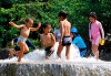 Un grupo de niños juega con el agua en una fuente en el centro de Tokio, Japón.