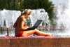 Una joven se refresca en una fuente en Moscú, Rusia, ante la ola de calor que ha afectado esta ciudad en los últimos días, con temperaturas por arriba de los 30 grados centígrados.
