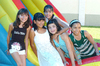 23072010 Ysel Delgado Niño acompañada por sus amigas, durante su fiesta de once años.