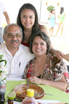 23072010 Los festejados acompañados de: mamá de la novia Sra. Icsidenia Gonzáles Cárdenas y mamá del novio Sra. Alicia Cervantes Duéñez.