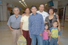 24072010 Chihuahua. La familia Guzmán Ortiz despidió al viajero Miguel Guzmán.