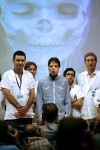 El joven participó en el encuentro con los medios acompañado del jefe del Servicio de Cirugía Plástica y Quemados, Joan-Pere Barret, que dirigió al equipo de más de treinta personas que realizó el trasplante.