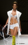 Una modelo luce una creación de la diseñadora colombiana Lina Cantillo en un desfile en la feria Colombiamoda.