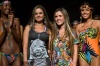 Una modelo luce una creación de la diseñadora colombiana Lina Cantillo en un desfile en la feria Colombiamoda.